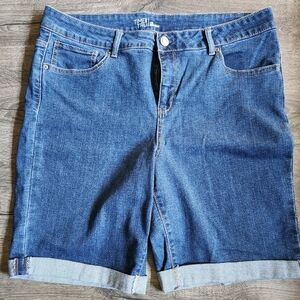 Women's Shorts, Mid-Rise size 18
